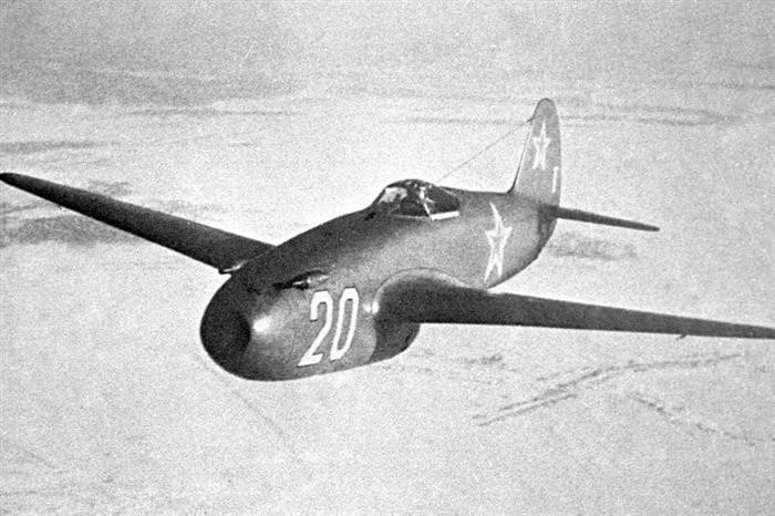 Первый полет советских реактивных истребителей