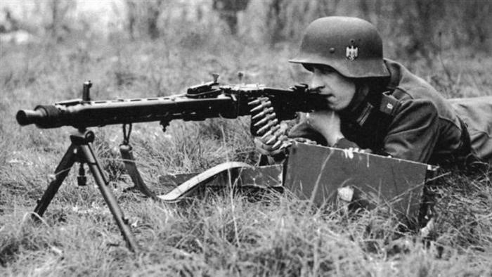 Применение немецкого пулемета MG 42 на поле боя