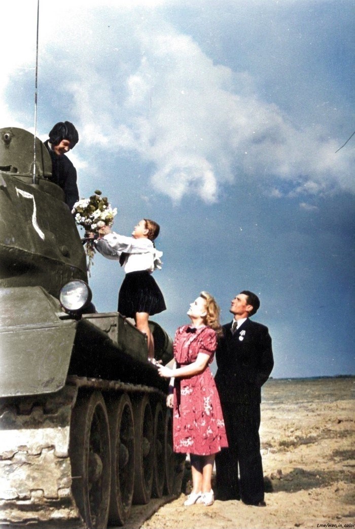 Девочка дарит цветы советскому танкисту. Колоризация