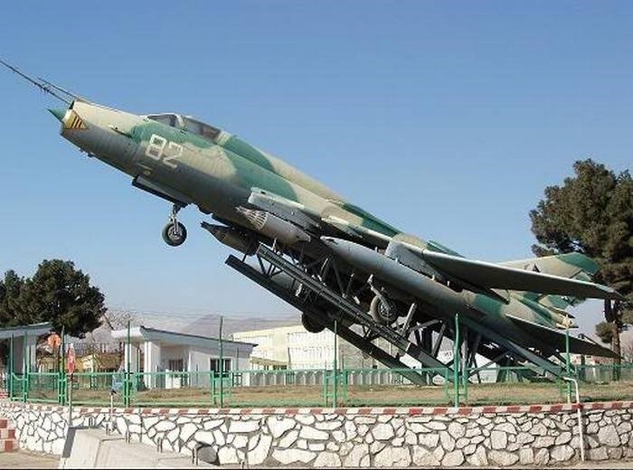 Серийное производство и эксплуатация истребителя-бомбардировщика Су-17